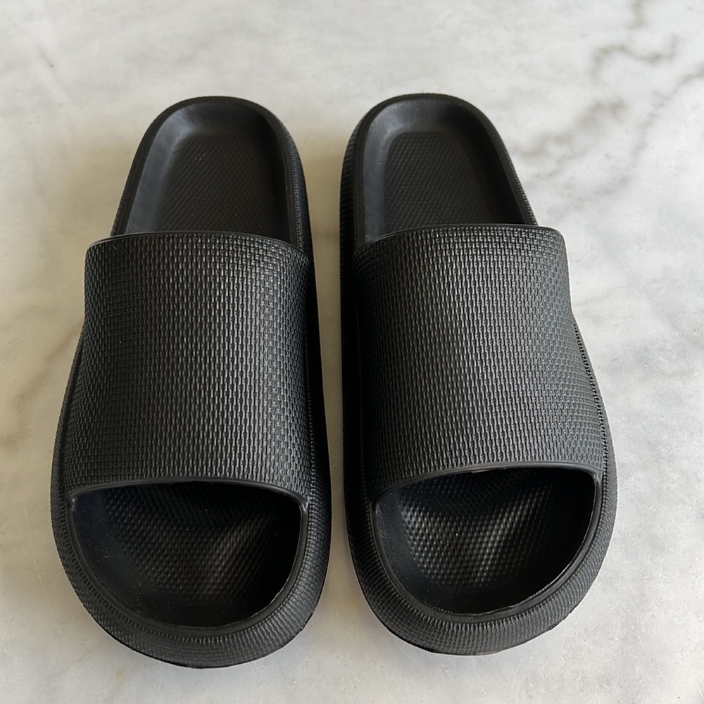 Sootheez black 3D slides - brand new- never worn UNISEX
